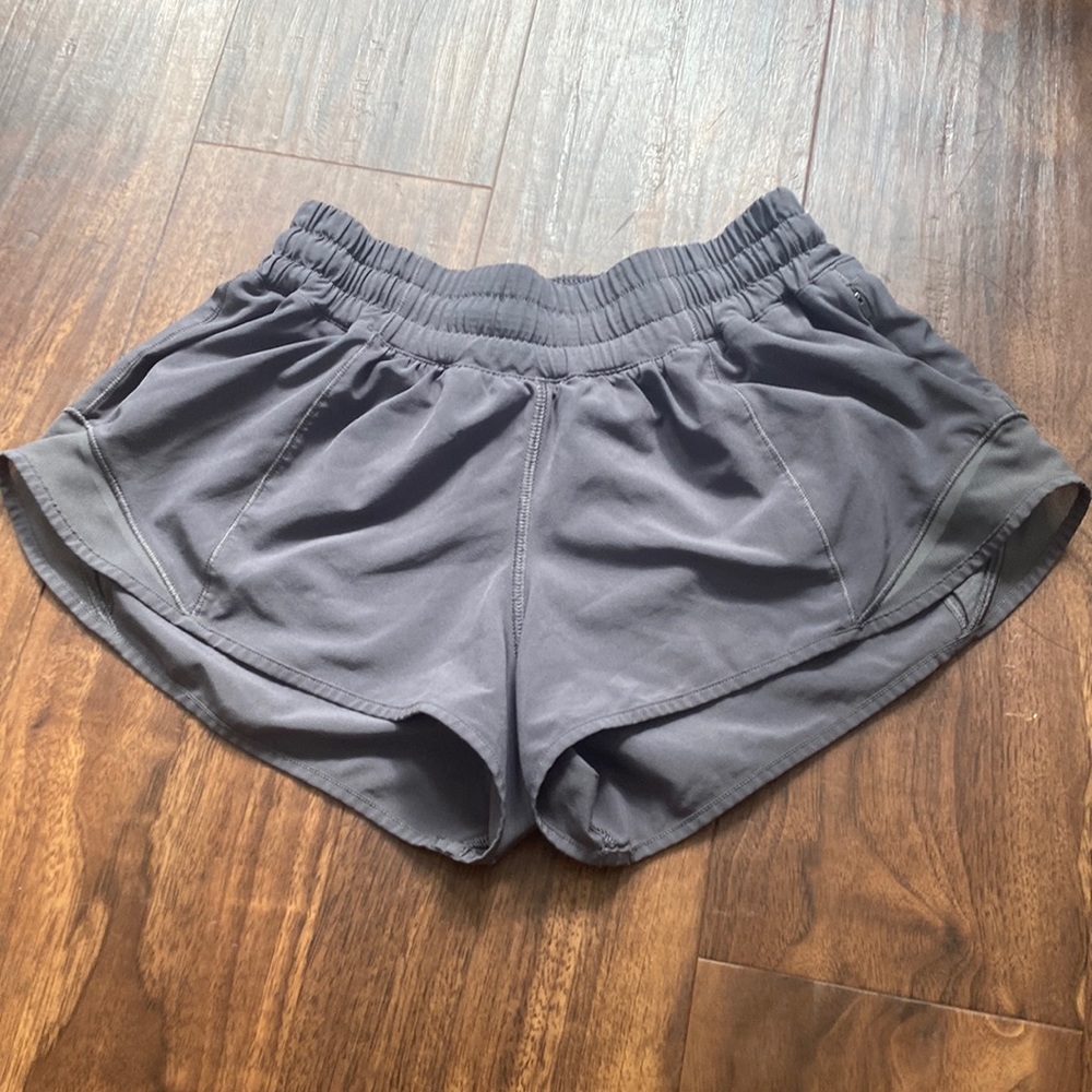 Lululemon grey 2.5 hottie hots
